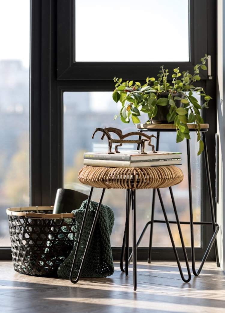 Taburet med hårnåleben til planter