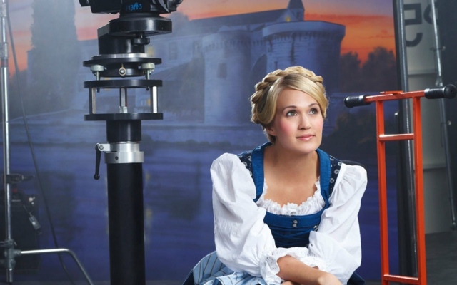 Carrie-Underwood-med-Dirndl-Hairstyle-Filmstuios