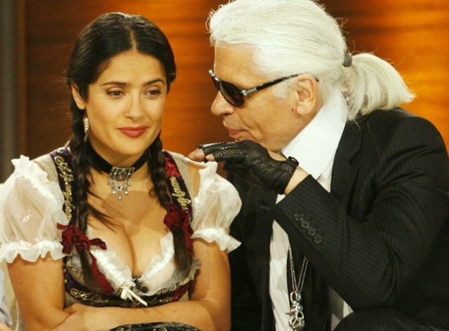 Lagerfeld og Salma Hayek i traditionelt kostume og Oktoberfest -frisure