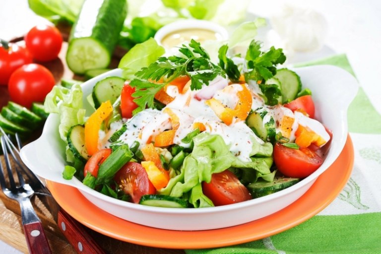 kost uden kulhydrater salat tomater persille sundt