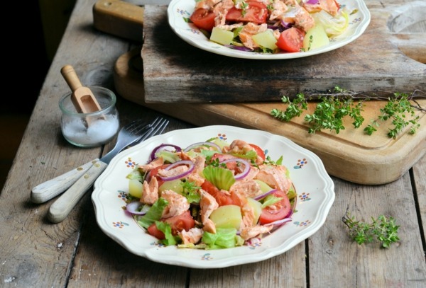 Kød mad grøntsager agurk løg salat