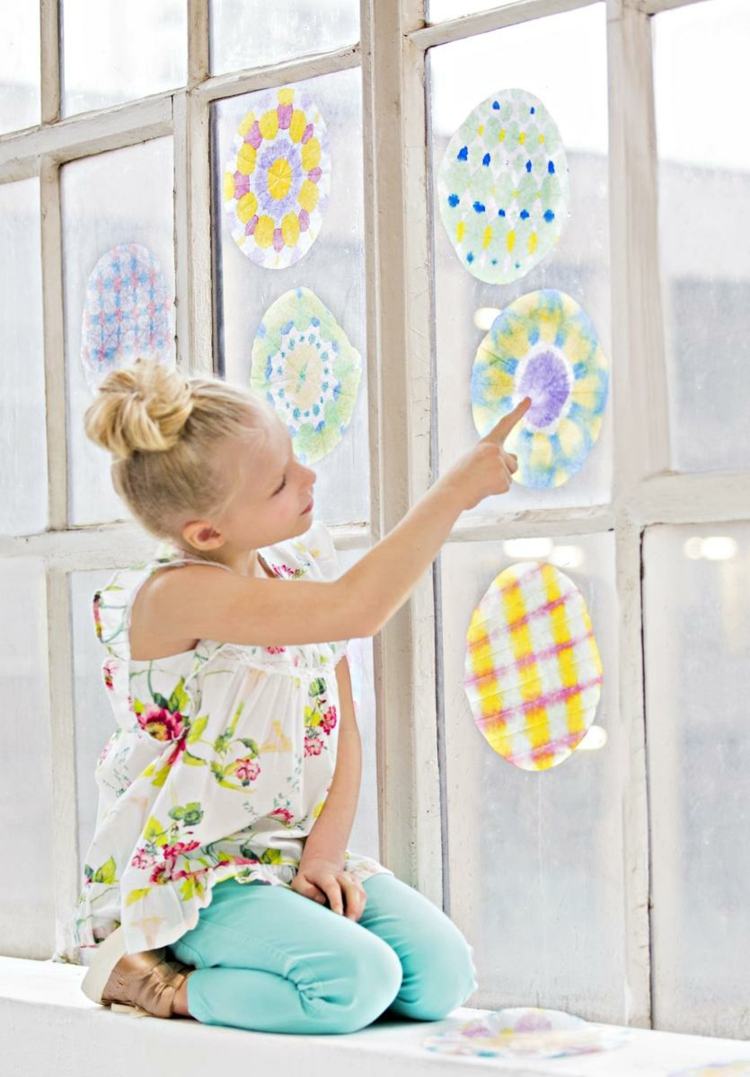 Vinduesbilleder lavet af kaffefiltre med sommerlige farver og mønstre - vejledning til børnehave