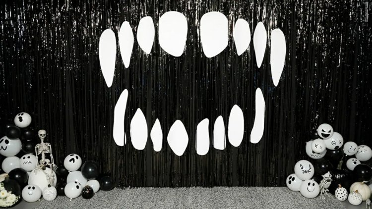 Let DIY Halloween -baggrund lavet af hvide tænder - tinker med et monstertænder