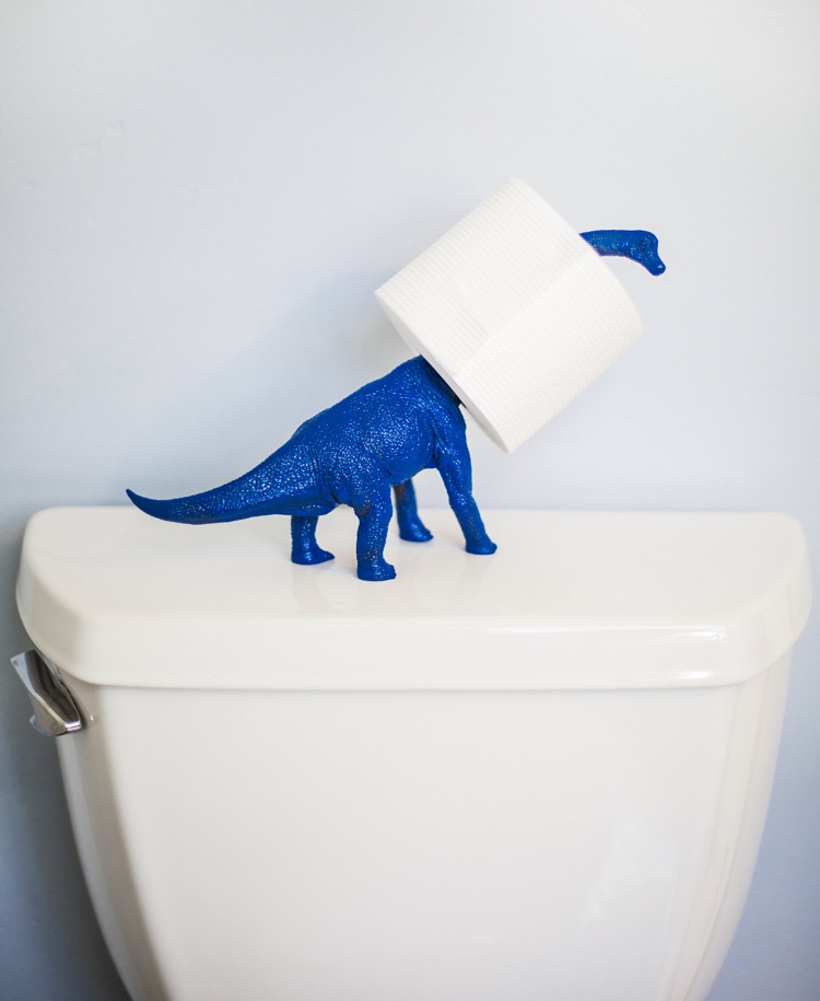 DIY ideer -toilet-papir-holder-sjov-dinosaur-farverig