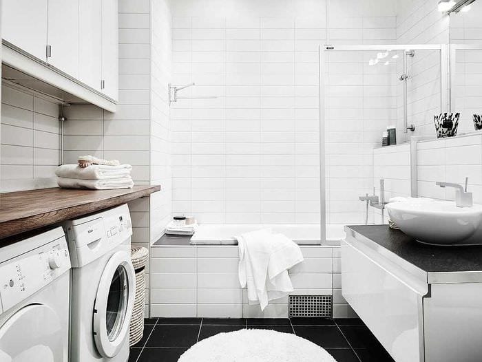 strahlend weiße Badezimmer-Design-Idee