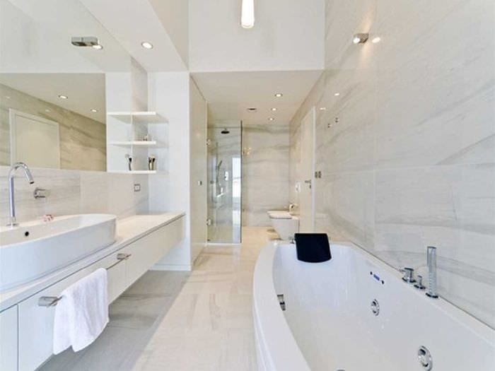 Idee des ursprünglichen Stils eines weißen Badezimmers
