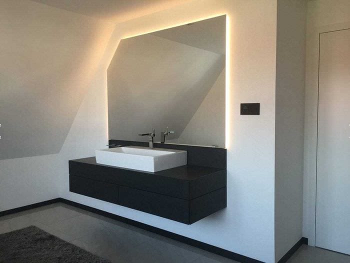 eine Variante des schönen Designs eines weißen Badezimmers