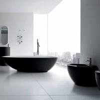 Version des schönen Stils eines weißen Badezimmerbildes