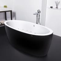 die Idee einer schönen Gestaltung eines weißen Badezimmerbildes