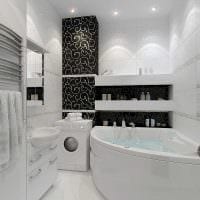 Version des ungewöhnlichen Interieurs eines weißen Badezimmerfotos