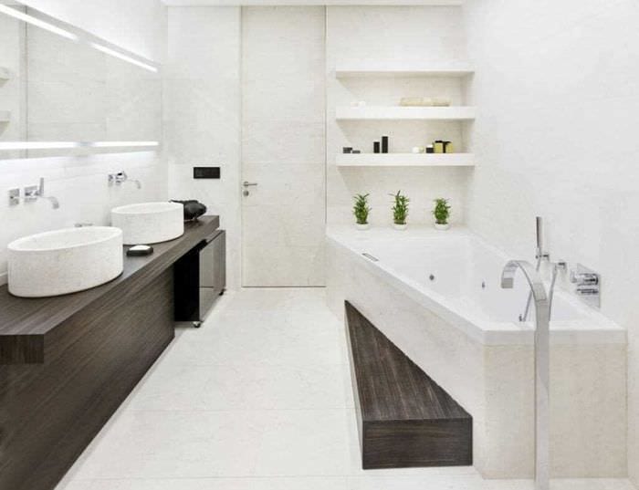 eine Variante des schönen Stils eines weißen Badezimmers