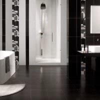 Option für ein schönes Interieur eines weißen Badezimmerfotos