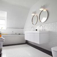 Option eines hellen Interieurs eines weißen Badezimmerfotos