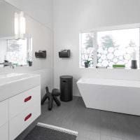 Idee eines schönen Interieurs eines weißen Badezimmerfotos