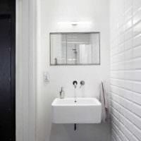 die Idee des ursprünglichen Interieurs eines weißen Badezimmerbildes