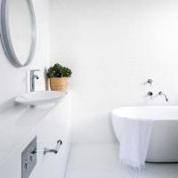 Idee einer schönen Gestaltung eines weißen Badezimmerfotos