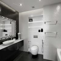 Option für ein helles Design eines weißen Badezimmerfotos