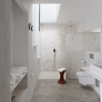 Option eines hellen Interieurs eines weißen Badezimmerfotos