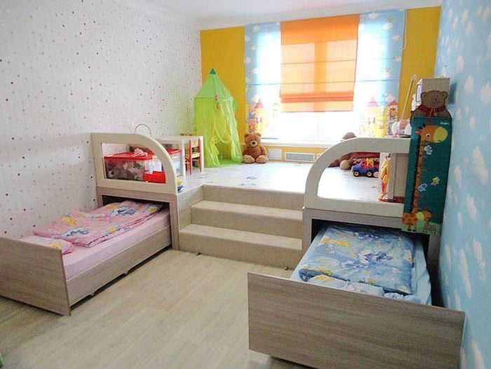 خيار لديكور غير عادي لغرفة الأطفال لفتاة مساحتها 12 مترًا مربعًا.