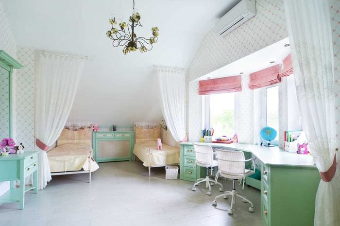 példa egy szokatlan stílusú gyermekszobára két lány számára