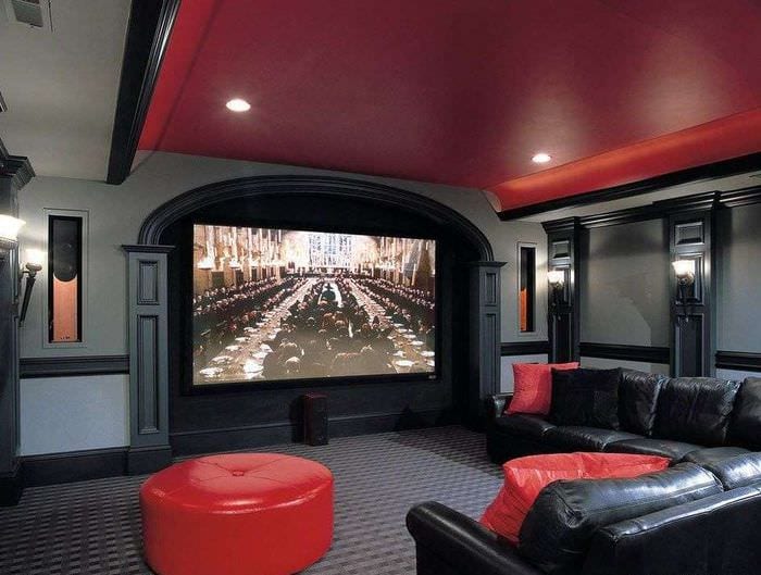 home theater în culori roșii și negre