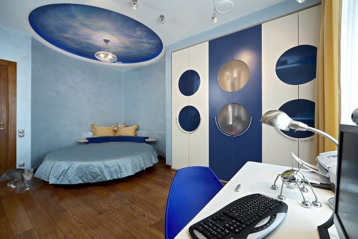 سرير بيضاوي في غرفة نوم على طراز الفضاء