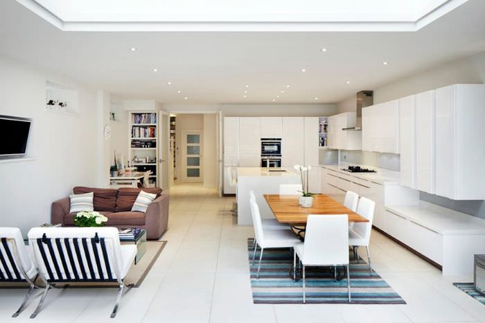 Proiectarea unei bucătării-living spațioase, cu o suită albă
