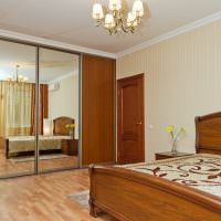 Dulap glisant cu uși oglindite în interiorul dormitorului