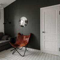 Fotoliu din lemn într-o cameră cu pereți gri închis