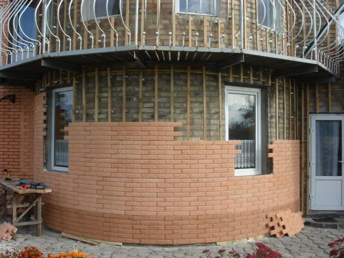Довършване на фасадата на къщата с панели с имитация на тухлена зидария
