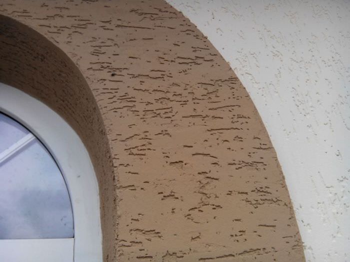 Кафява арка на външната стена на селска къща
