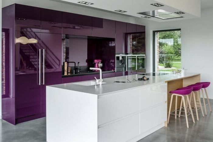 krásny dizajn kuchyne vo fialovom odtieni