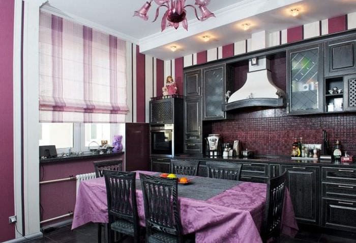 svetlý kuchynský dekor vo fialovej farbe