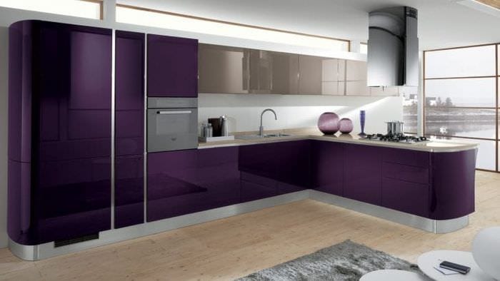 svetlá kuchynská fasáda vo fialovom odtieni