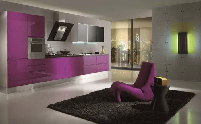 moderný interiér kuchyne vo fialovej farbe