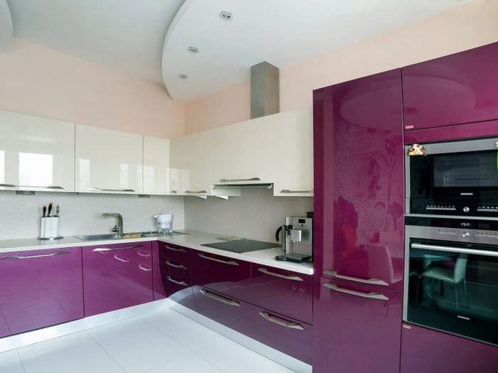 neobvyklý kuchynský dekor vo fialovom odtieni