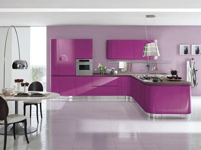 ľahký dizajn kuchyne vo fialovej farbe