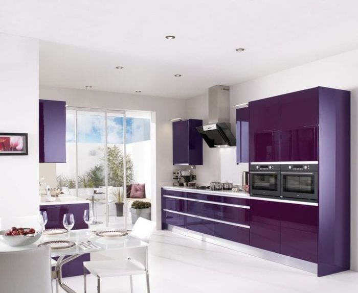 svetlý interiér kuchyne vo fialovej farbe