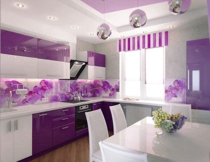 ľahký kuchynský dekor vo fialovom odtieni