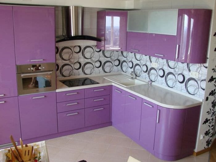 svetlý interiér kuchyne vo fialovom odtieni