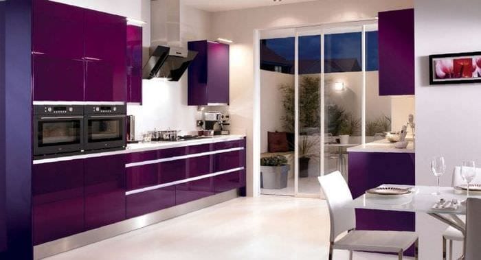 svetlý kuchynský štýl vo fialovej farbe