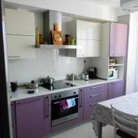 krásny dizajn kuchyne na obrázku vo fialovom odtieni