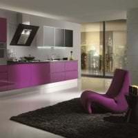 moderná kuchynská fasáda na obrázku vo fialovej farbe