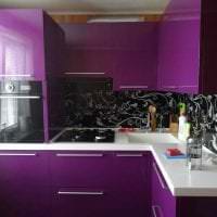 neobvyklý štýl kuchyne na fotografii vo fialovom odtieni