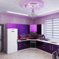 moderný interiér kuchyne na obrázku vo fialovej farbe