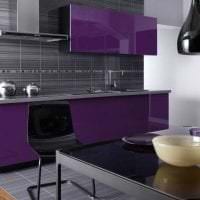 svetlá fasáda kuchyne na fialovej fotografii