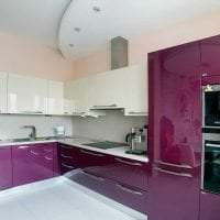 moderný kuchynský štýl na obrázku vo fialovom odtieni