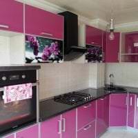 neobvyklý interiér kuchyne na fotografii vo fialovom odtieni