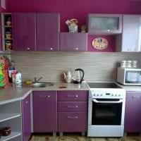 krásny dizajn kuchyne na fotografii vo fialovej farbe