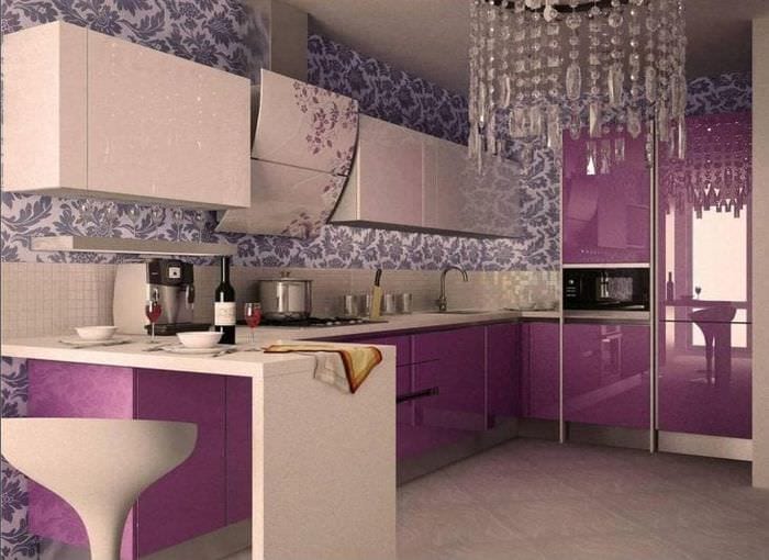 svetlá fasáda kuchyne vo fialovej farbe